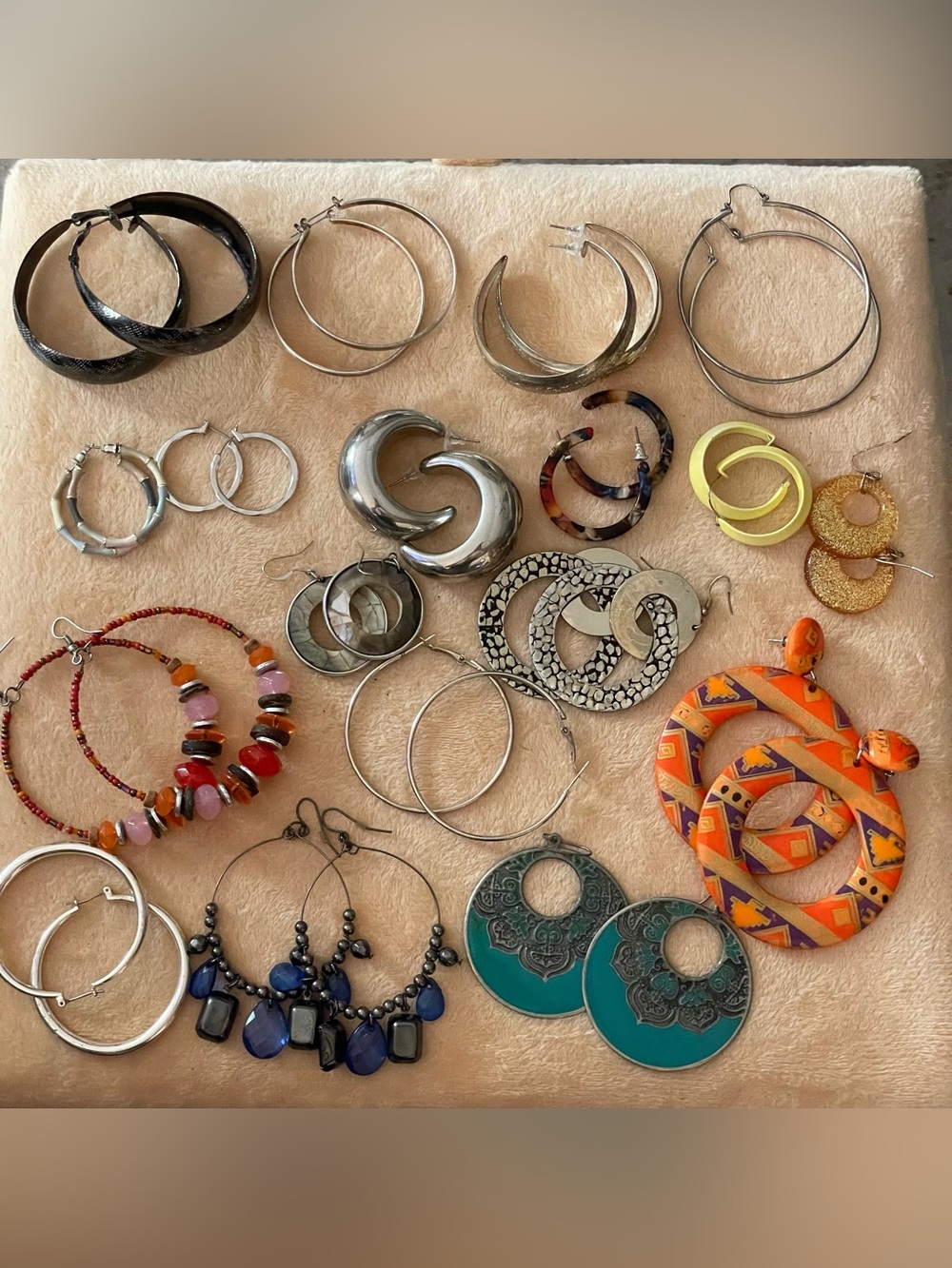 Hoops and loops 🤣 lot  of 18 fashion hoops and round earrings .